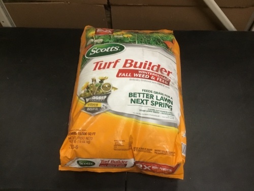 42-Pound Bag of Scotts Turf Builder Winterguard Fall Weed & Feed. Small Hole in Bag - Lot 229
