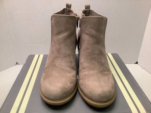 Natural Reflections, Natalie Boot, Women's 8, Ecommerce Return - Lot 244