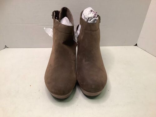 Natural Reflections Ladies Booties 10, Appears New - Lot 261