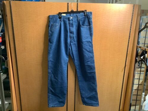 Wrangler Stretch Jeans 38x32, Appears New - Lot 471