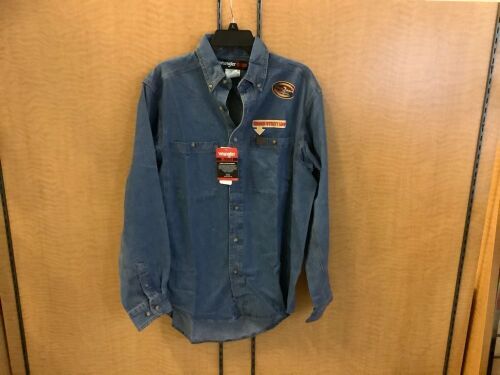 Wrangler Riggs Workwear Men's Medium Shirt, Appears New - Lot 565