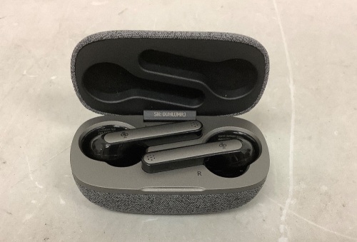 Boltune Earbuds, Powers Up, No Cord, E-Commerce Return - Lot 385