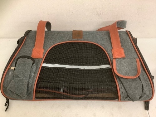 Small/Medium Pet Carrier, Appears New - Lot 218