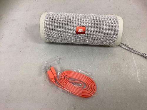 JBL Blueooth Speaker, Powers Up, E-Commerce Return - Lot 584