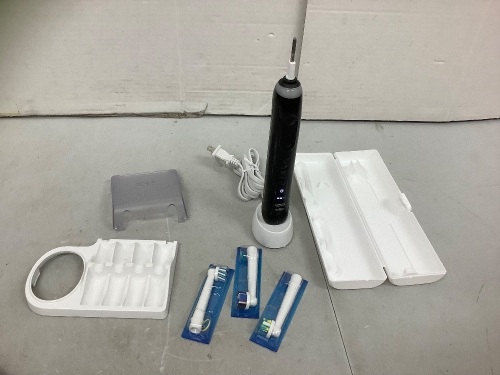 Oral B Pro 7500 Reachargeable Toothbrush, E-Comm Return - Lot 733