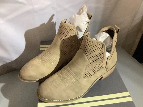 Natural Reflections Reena Ladies Boots, 8, Appears New - Lot 123