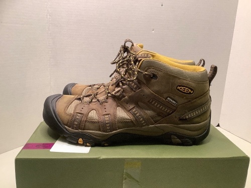 Keen Men's 9.5 Siskiyou Mid, WP, Sides have some scratches, Ecommerce Return - Lot 229