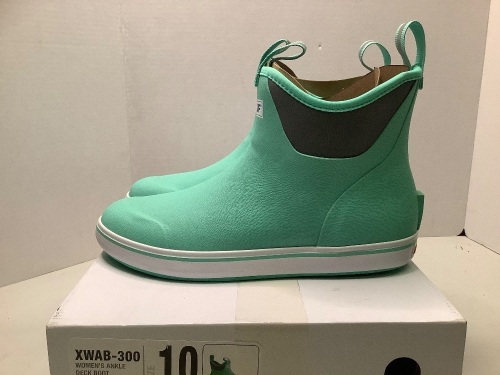 XtraTuf Women's Ankle Deck Boot, 10, Appears New - Lot 255