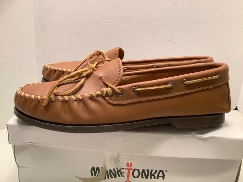 Minnetonka Men's Shoes, 10, Appears New, Box Damaged - Lot 341