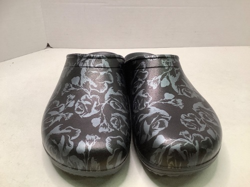 Crocs Women's 10, Appears New - Lot 377