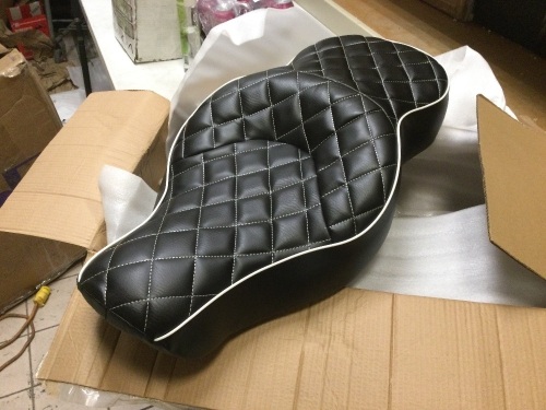 Thick Driver Pssenger Seat Two Up Saddle For Harley Sportster XL883N 1200N 04-19. Appears New - Lot 289