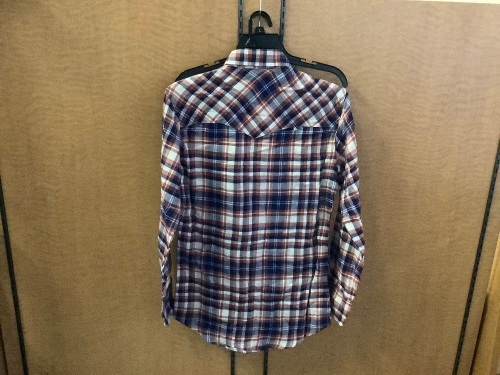 Wrangler, Long Sleeve, Appears New - Lot 139