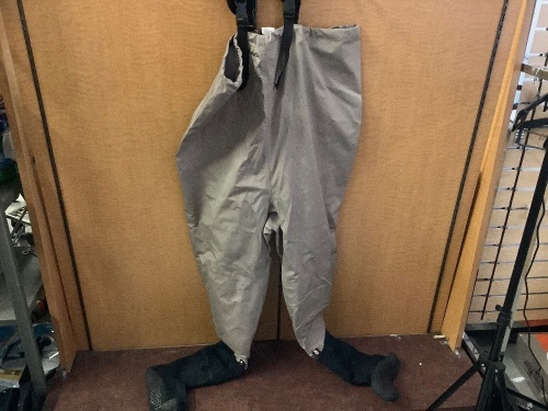 Mens Polyester Bib, Size LR, Little Dirty on Feet, E-commerce Return - Lot 213