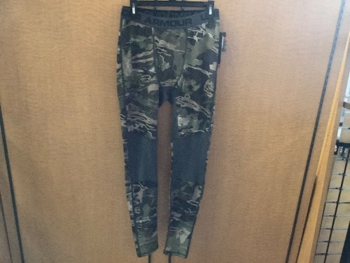 Under Armour Men's Coldgear, Large, Appears New - Lot 365