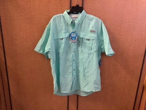 Columbia Men's Shirt, Medium, Appears New - Lot 366