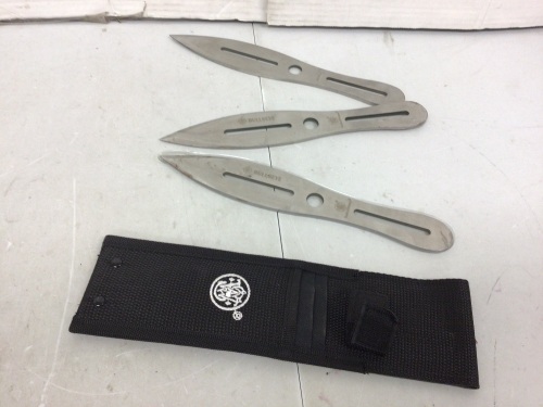 Set of Throwing Knives, E-Commerce Return - Lot 326