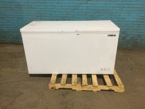 Maxx Cold MXSH15.9SHC 60.2” Commercial Solid Top Chest Freezer – 15.9 Cu ft. Gets Cold, Noisy like a suction noise.  - Lot 131