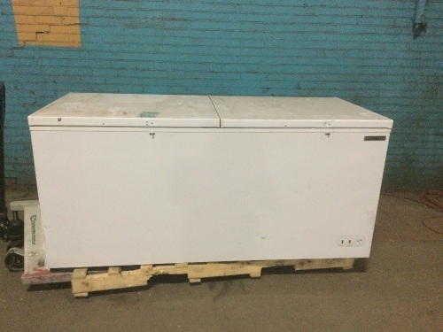 Maxx Cold MXSH30.0SHC 76" Extra Large Commercial Solid Top Chest Freezer - 30 Cu Ft. Defect for Repair or Parts.  - Lot 260
