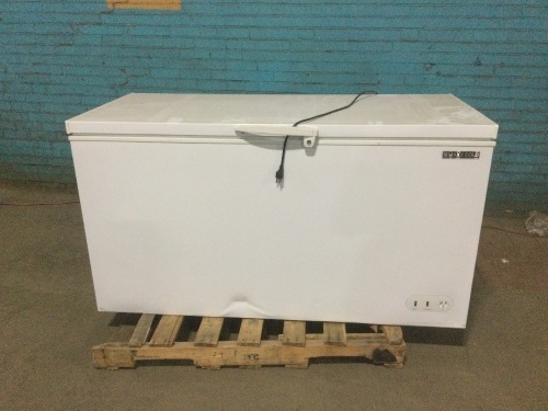 Maxx Cold MXSH15.9SHC 60.2” Commercial Solid Top Chest Freezer – 15.9 Cu ft. For Repair. Sounds like something is leaking - Lot 306