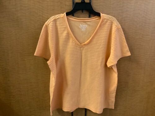 Natural Reflections Women's Vneck Shirt, XL, Appears New - Lot 292