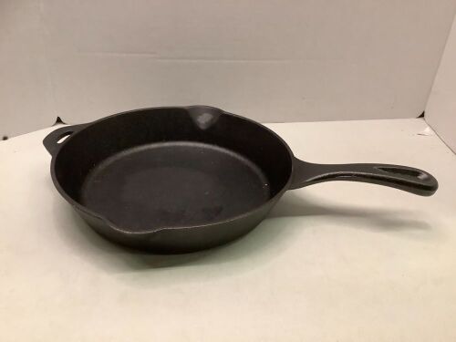 10" Iron Skillet, Ecommerce Return - Lot 680