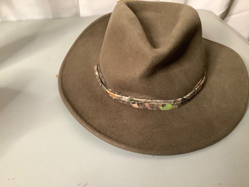 Red Head Four Season's Men's Hat, Medium, Appears New - Lot 864