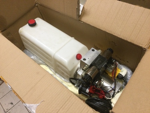12V DC Double Acting 8L Hydraulic Power Pack. Unknown Condition. Appears Used. E-Commerce Return - Lot 230