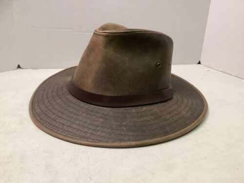 Red Head Men's Hat, Medium, Appears New - Lot 374