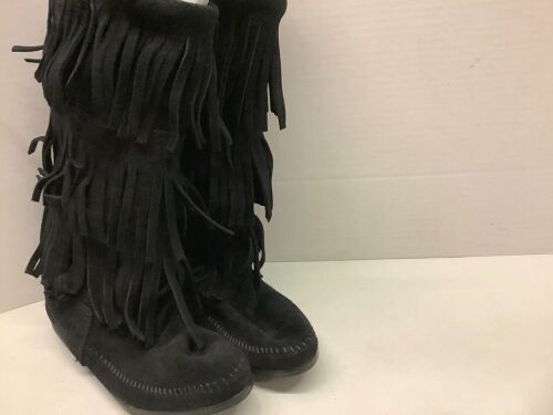 Minnetonka Boots, Women's 6, Ecommerce Return - Lot 563