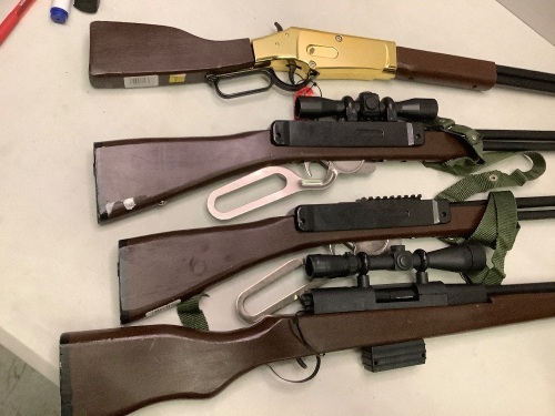 Lot of 4 Toy Guns, E-commerce  - Lot 846
