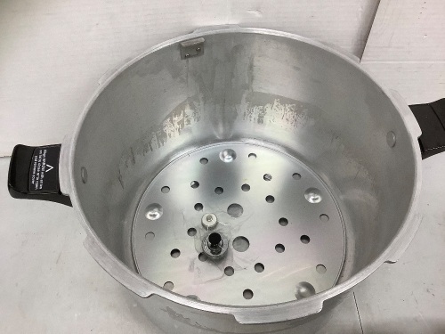 Presto Pressure Cooker, Appears New - Lot 172