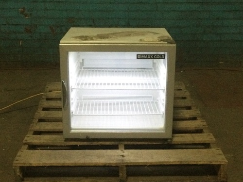 Maxx Cold MXM1-2R X-Series Reach in Cooler Countertop Refrigerator Merchandiser. Works. Thermometer Does Not Work. Door Doesn't Stay Closed All The Way - Lot 44
