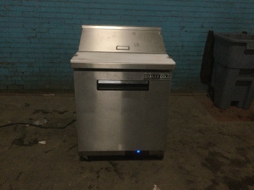 Maxx Cold MXCR29SHC 28.9" Sandwich/Salad Prep Station. For Repair. Does Not Get Cool - Lot 112
