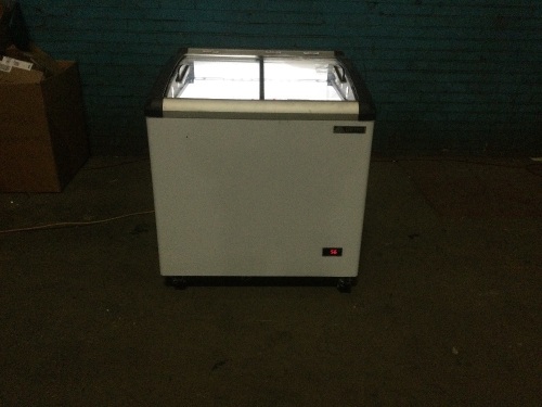 Berg 8.2 cu ft Curved Glass Top Display Freezer. For Repair or Parts. Does not get cold - Lot 116