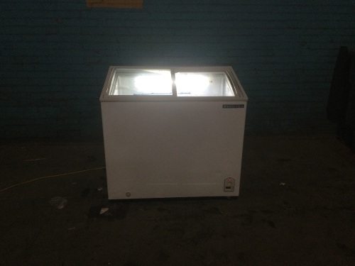 Maxx Cold MXH7.1C Curved Glass Display Freezer. For Repair. Does Not Get Cold - Lot 122