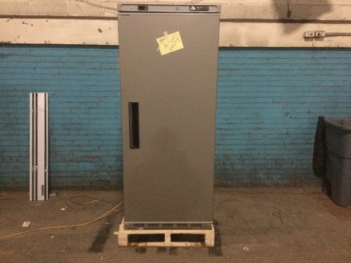 Berg 23 cu. ft. 1-Door Bottom Mount Reach-In Freezer 30-5/8″W. For Repair or Parts. Looks Unused, Won't Get Cold - Lot 129