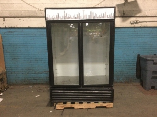 True GDM-49 Merchandiser Refrigerator. For Repair. Does Not Get Cold - Lot 132