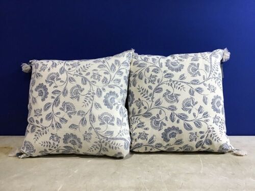 Lot of (2) Throw Pillows  - Lot 1141