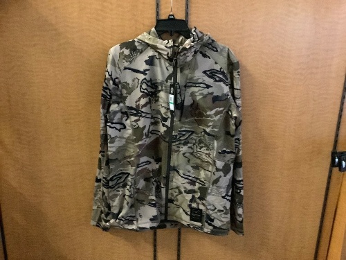 Under Armour Men's Hoodie, Large, Appears New - Lot 305