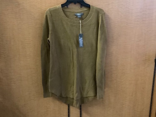Natural Reflections Women's Sweater, Medium, Appears New - Lot 330