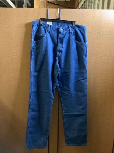 Wrangler Men's Jeans, 38x34, Appears New - Lot 895