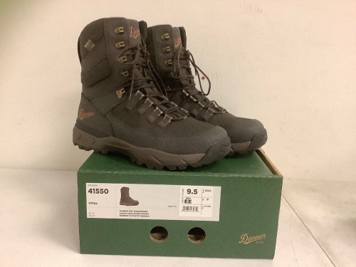 Danner Men's Boots, 9.5, Security Tag Attached, E-Commerce Return - Lot 220