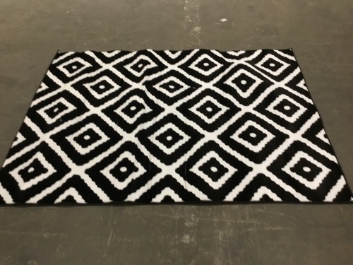 Metro Premium Area Rug 5' x 7' Black/White - Appears New - Lot 131