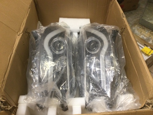 Pair of Headlights for Honda CR-V. Appear New - Lot 138
