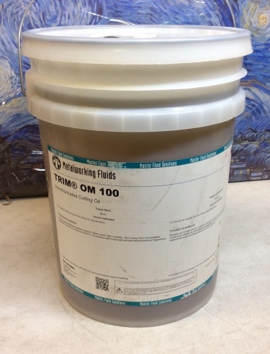 TRIM Metalworking Fluids OM100/5 Nonchlorinated Cutting Oil, 5 gal - E-Comm Return  - Lot 472