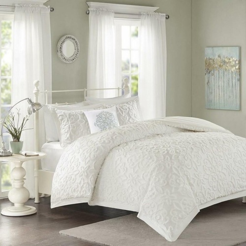 Madison Park 4 Piece Chenille Comforter Set King/Cal King - E-Comm Return, Appears New  - Lot 931