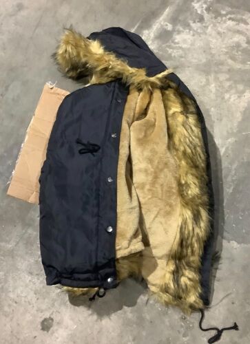 Roiii Women's Thick Faux Fur Parka, XXL - Lot 611
