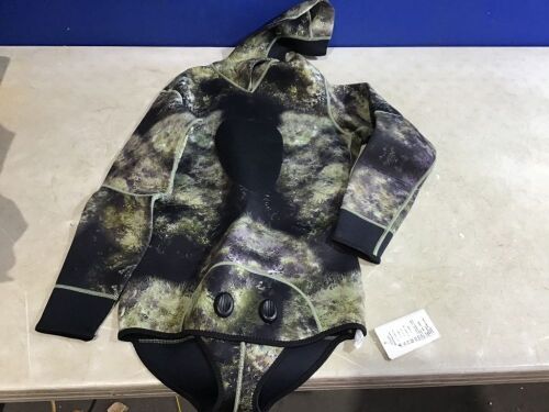 SBART 2 Piece Camo Wet Suit, Size M  - Lot 1046