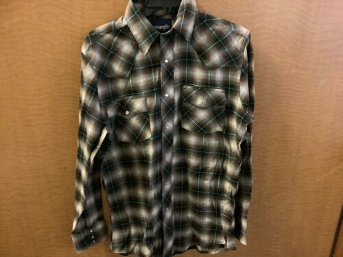 Wrangler Men's Plaid Shirt, Medium, Appears New - Lot 297
