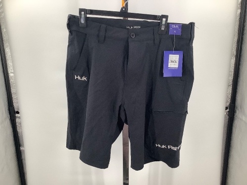 HUK Men's Shorts, Large, Appears New - Lot 376